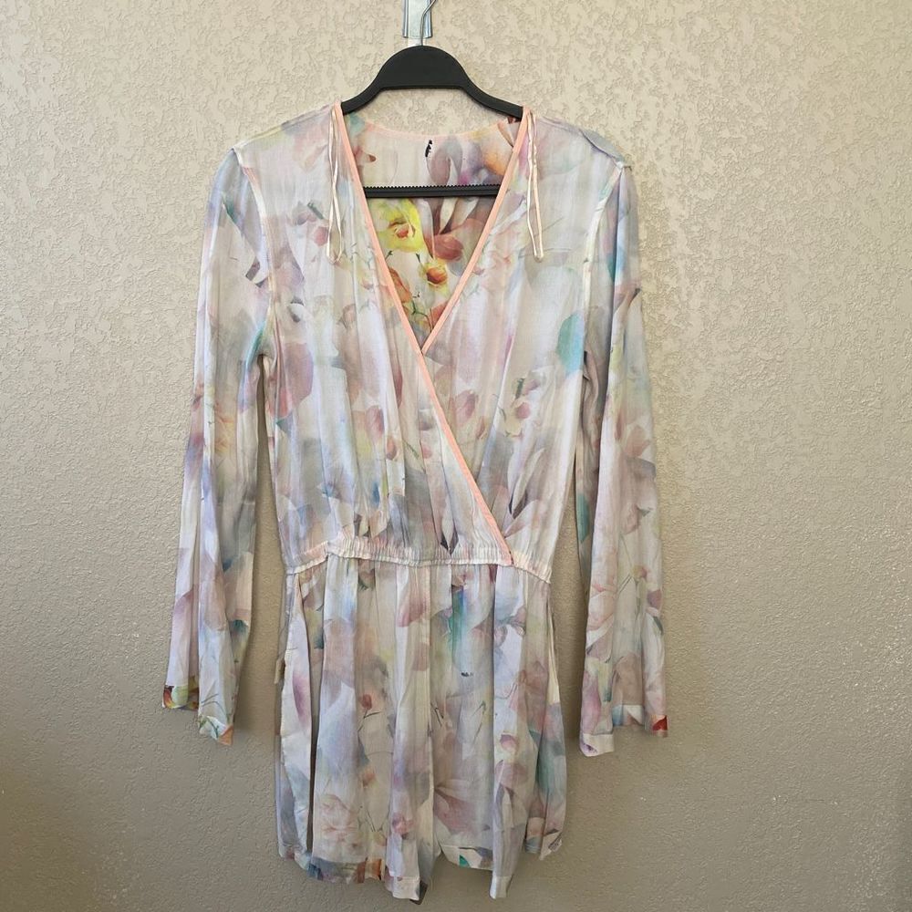 Willow & Clay Floral Slight Bell Sleeve V-Neck Elastized Waist Romper Size Mediu - Picture 5 of 10
